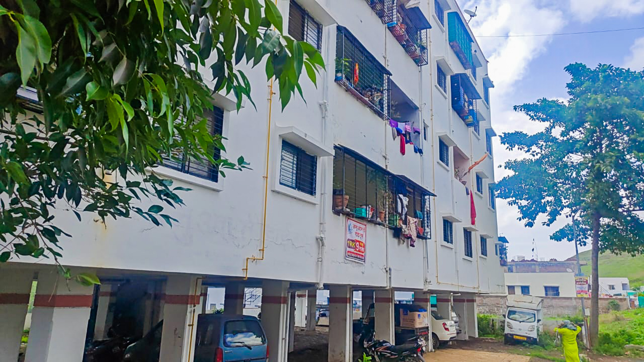 Individual house with standard features and amenities, located in the residential area of Chinnamudalaipatti, offering convenient living and connectivity.
