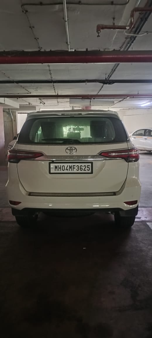 Truck bearing registration number MH04-JS-5625
